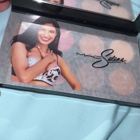 Selena by MAC - Picture 4 of 5